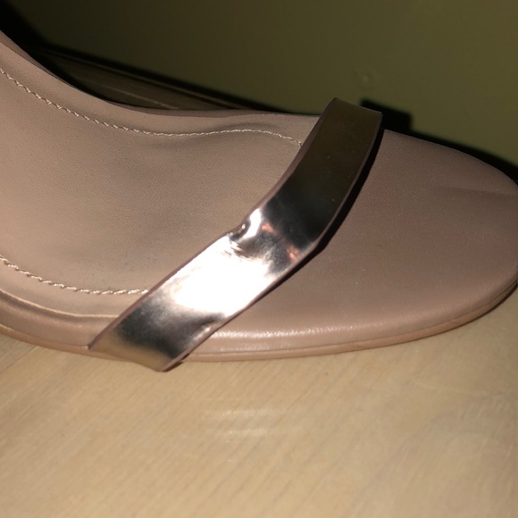 ❤️3 FOR $50❤️ NWOT 3inch Tan Heels with Gold Strap - Picture 4 of 6